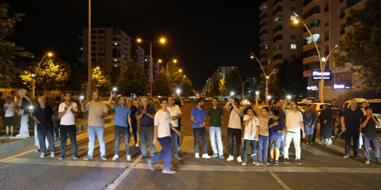 Mezopotamya Bulvarı’nda yol kapatma eylemi: Ölüm istemiyoruz Mezopotamya Bulvarı’nda yol kapatma eylemi: Ölüm istemiyoruz