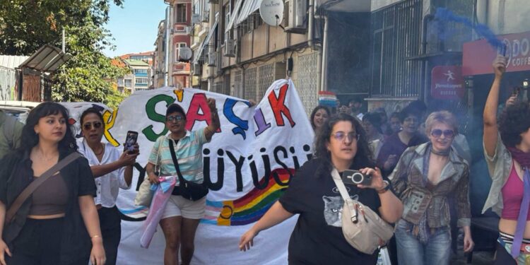 Onur Yürüyüşü’ne saldırı: 30 gözaltı