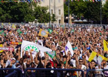 Onbinler ‘özgürlük’ mitinginde: Öcalan demokrasinin yolunu açtı