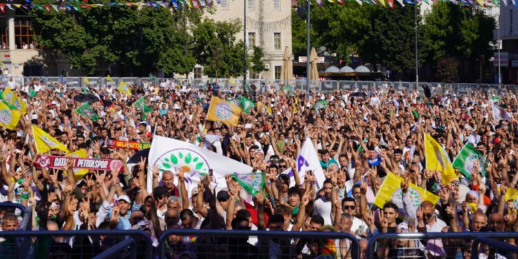 Onbinler ‘özgürlük’ mitinginde: Öcalan demokrasinin yolunu açtı