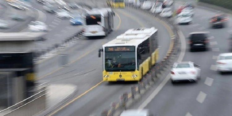 İETT otobüsünde düşen yurttaş yaşamını yitirdi İETT otobüsünde düşen yurttaş yaşamını yitirdi