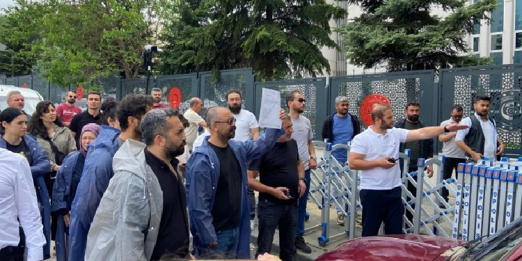 Bakanlık önünde öğretmenlere saldırı: 8 gözaltı Bakanlık önünde öğretmenlere saldırı: 8 gözaltı