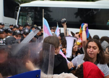 Polis saldırısında gözaltına alınan kadınlar serbest