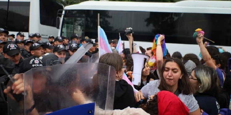 Polis saldırısında gözaltına alınan kadınlar serbest Polis saldırısında gözaltına alınan kadınlar serbest