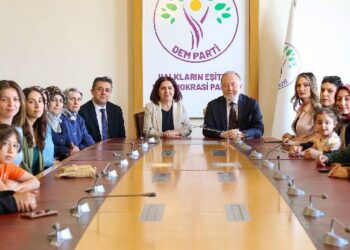 Açlık grevindeki öğretmenler DEM Parti ile görüştü