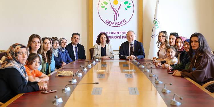 Açlık grevindeki öğretmenler DEM Parti ile görüştü Açlık grevindeki öğretmenler DEM Parti ile görüştü