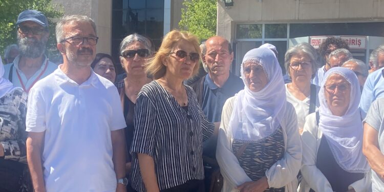 Firari sanık ilk kez hakim karşısında: Mahkeme protesto edildi
