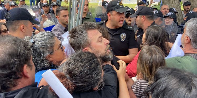 Ankara’da özel sektör öğretmenlerine polis saldırısı: Gözaltılar var Ankara’da özel sektör öğretmenlerine polis saldırısı: Gözaltılar var