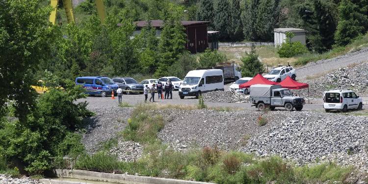 Bolu’da göçük altında kalan işçi 3 gündür aranıyor Bolu’da göçük altında kalan işçi 3 gündür aranıyor