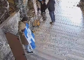 Ayasofya Cami’de Bizans bayrağı açan turistler tahliye edildi Ayasofya Cami’de Bizans bayrağı açan turistler tahliye edildi