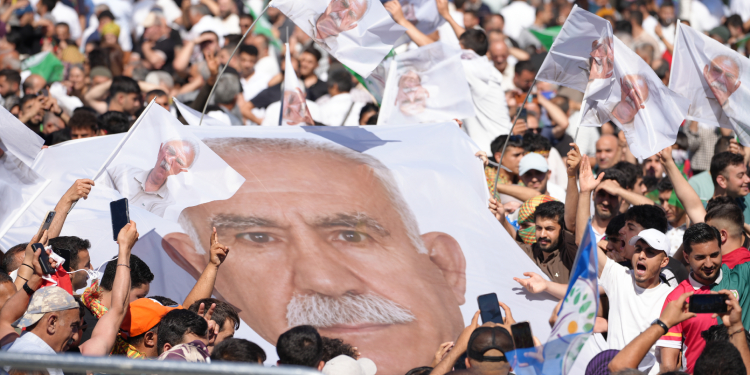 Bağcılar Meydanı’nda Abdullah Öcalan posterleri dalgalanıyor