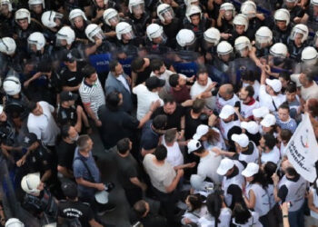 Açlık grevindeki öğretmenlerin yürüyüşüne polis saldırdı