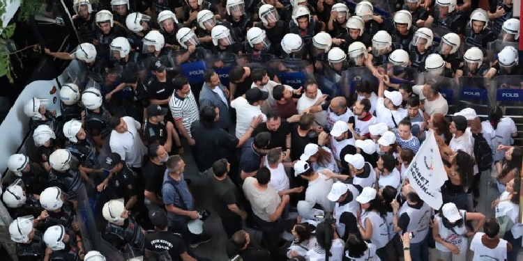 Açlık grevindeki öğretmenlerin yürüyüşüne polis saldırdı Açlık grevindeki öğretmenlerin yürüyüşüne polis saldırdı