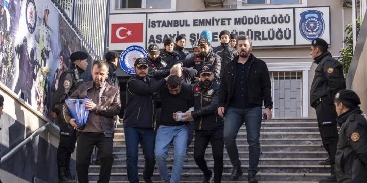 Biri polis iki kişinin öldüğü baskında aileyi tutuklayıp, işkenceye göz kapattılar Biri polis iki kişinin öldüğü baskında aileyi tutuklayıp, işkenceye göz kapattılar