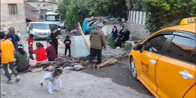 Kayyıma tepki: Mahalleli bozuk yollar için eylemde Kayyıma tepki: Mahalleli bozuk yollar için eylemde