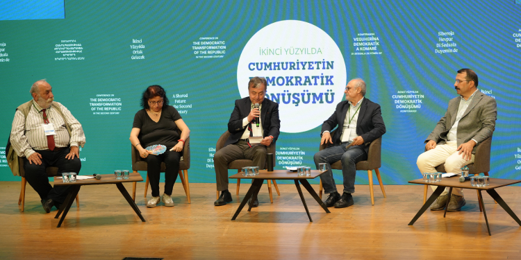Cumhuriyetin Demokratik Dönüşümü: Yeni bir sözleşmeye ihtiyaç var Cumhuriyetin Demokratik Dönüşümü: Yeni bir sözleşmeye ihtiyaç var