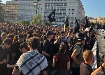 Atina’da binler ‘Mülteci Evleri’ için meydana çıktı