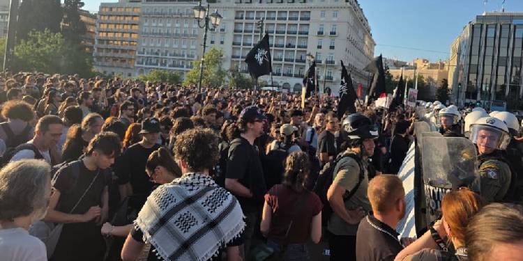 Atina’da binler ‘Mülteci Evleri’ için meydana çıktı Atina’da binler ‘Mülteci Evleri’ için meydana çıktı