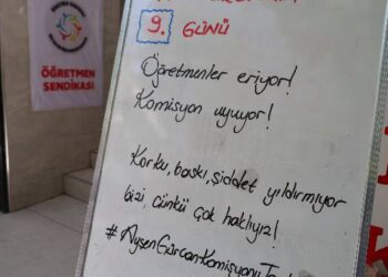 Eylemdeki öğretmenler ders tahtasına ‘haklılık’ konusu yazdı