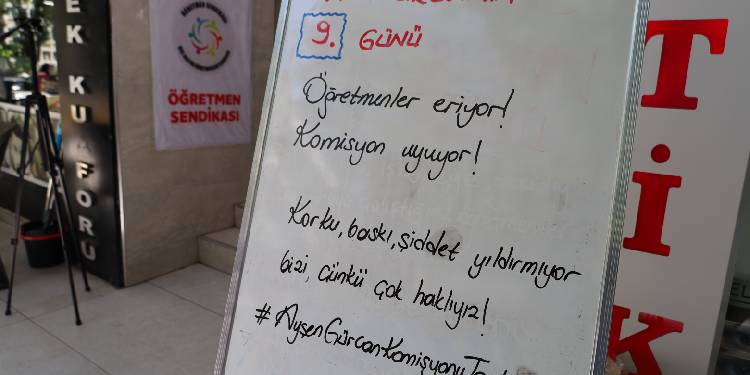 Eylemdeki öğretmenler ders tahtasına ‘haklılık’ konusu yazdı Eylemdeki öğretmenler ders tahtasına ‘haklılık’ konusu yazdı