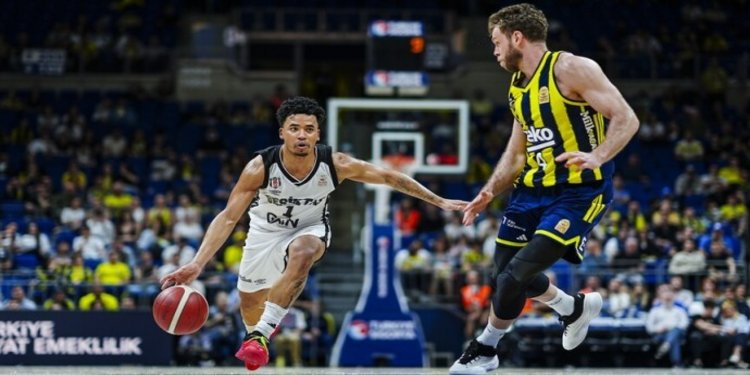 Fenerbahçe-Beşiktaş finalin ikinci maçı için parkeye çıkıyor Fenerbahçe-Beşiktaş finalin ikinci maçı için parkeye çıkıyor