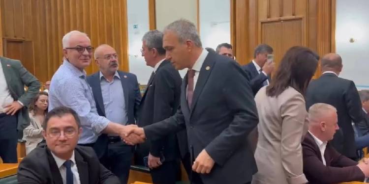 Meclis’te kritik saatler: Özel’e yakın vekiller toplantı salonunda bekliyor