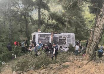 Tarım işçilerinin servisi devrildi: 22 yaralı Tarım işçilerinin servisi devrildi: 22 yaralı