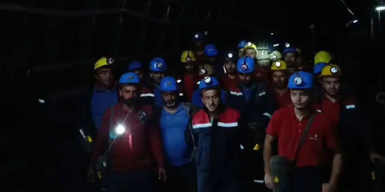 Maden işçileri 24 saattir yerin altında direniyor Maden işçileri 24 saattir yerin altında direniyor