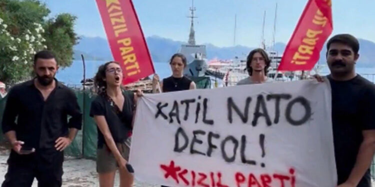 NATO’yu protesto eden 4 kişi gözaltına alındı NATO’yu protesto eden 4 kişi gözaltına alındı