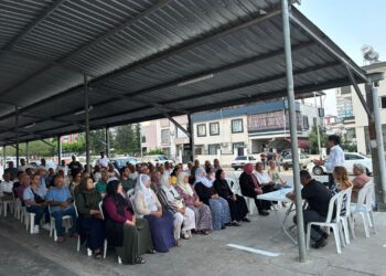 Ev ev gezip halkın sorunlarını dinleyip mitinge çağırıyorlar Ev ev gezip halkın sorunlarını dinleyip mitinge çağırıyorlar
