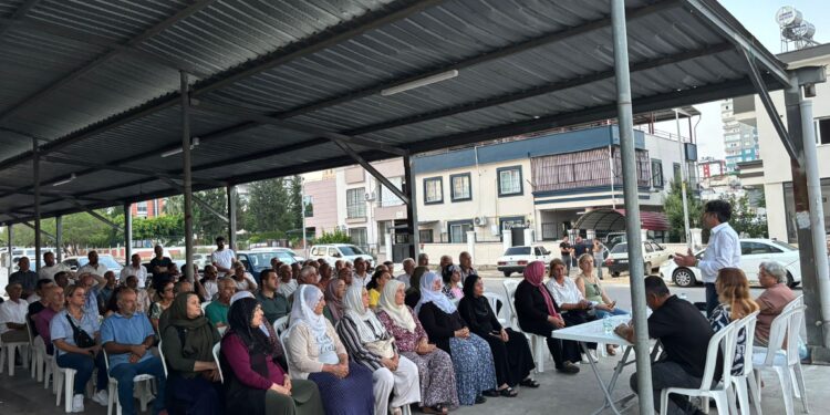 Ev ev gezip halkın sorunlarını dinleyip mitinge çağırıyorlar Ev ev gezip halkın sorunlarını dinleyip mitinge çağırıyorlar