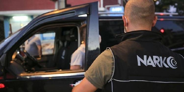 TRT Genel Sekreterinin aracında 7 buçuk kilo uyuşturucu yakalandı TRT Genel Sekreterinin aracında 7 buçuk kilo uyuşturucu yakalandı