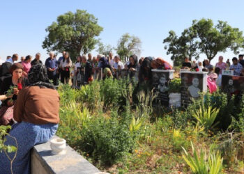 Yangın felaketinde yaşamını yitirenler mezarları başında anıldı Yangın felaketinde yaşamını yitirenler mezarları başında anıldı