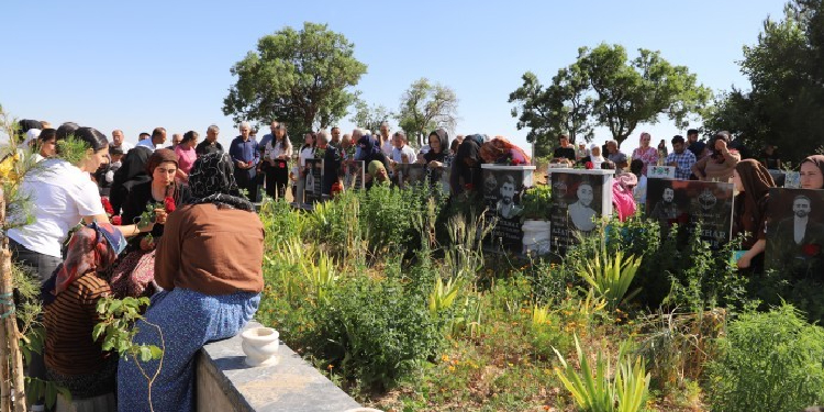 Yangın felaketinde yaşamını yitirenler mezarları başında anıldı Yangın felaketinde yaşamını yitirenler mezarları başında anıldı