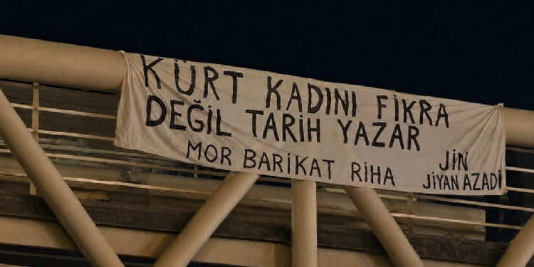 Rahmi Koç’a pankartlı protesto Rahmi Koç’a pankartlı protesto
