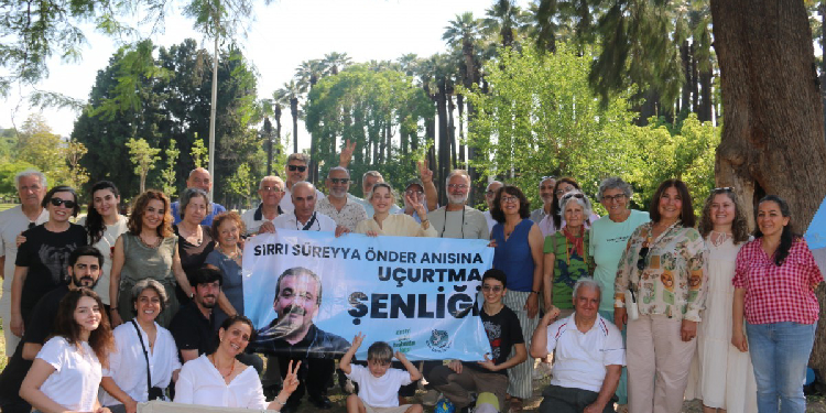 Sırrı Süreyya Önder anısına barış uçurtmaları uçuruldu Sırrı Süreyya Önder anısına barış uçurtmaları uçuruldu