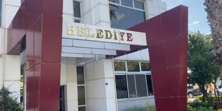 Seferihisar belediye başkan yardımcısı ve 4 kişi tutuklandı Seferihisar belediye başkan yardımcısı ve 4 kişi tutuklandı