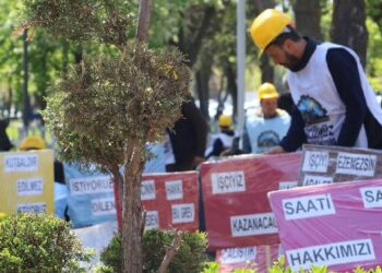Yürüyüşleri engellenen madenciler bakan ile görüştü Yürüyüşleri engellenen madenciler bakan ile görüştü