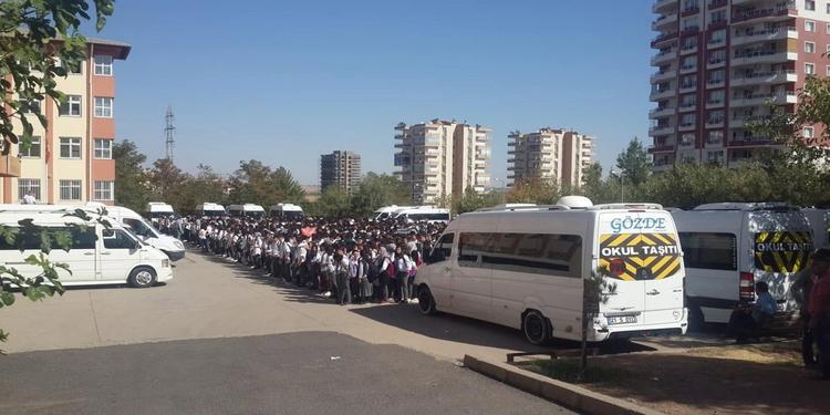 Öğrenci servis aracına dönük saldırının ardından ihmaller sürdü iddiası Öğrenci servis aracına dönük saldırının ardından ihmaller sürdü iddiası