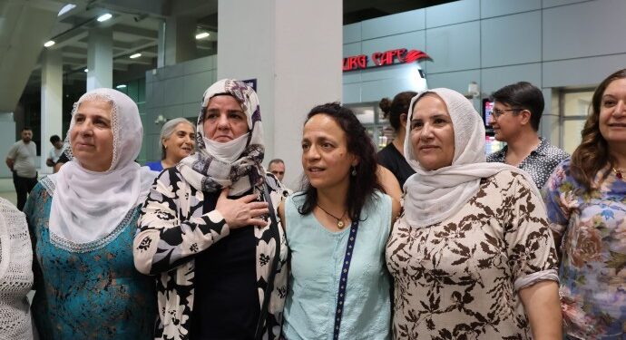 30 yılın ardından Besiye Özer’e kitlesel karşılama 30 yılın ardından Besiye Özer’e kitlesel karşılama