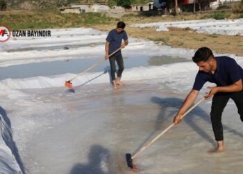 Geleneksel yöntemlerle sezonluk 150 ton kaya tuzu üretiliyor