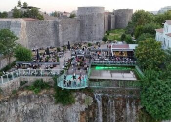Amed Büyükşehir Belediyesi sosyal tesisine silahlı saldırı Amed Büyükşehir Belediyesi sosyal tesisine silahlı saldırı
