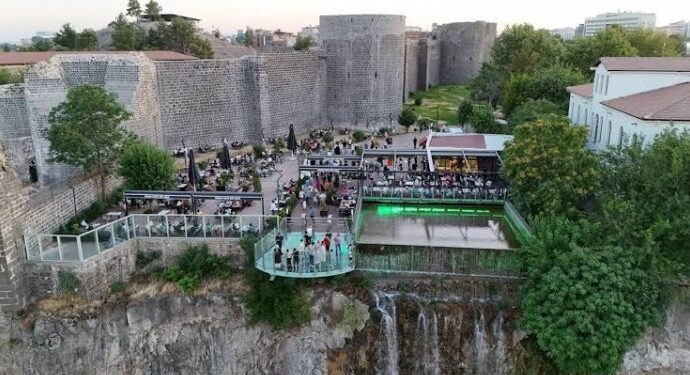 Amed Büyükşehir Belediyesi sosyal tesisine silahlı saldırı Amed Büyükşehir Belediyesi sosyal tesisine silahlı saldırı