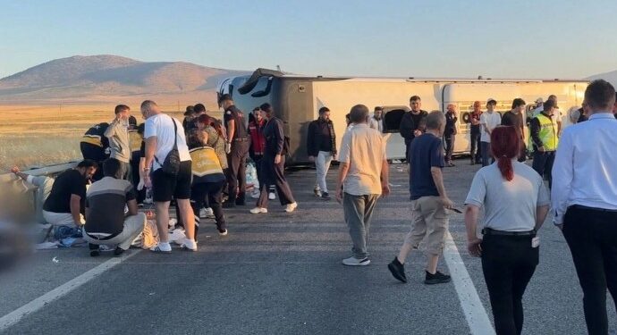Kütahya’da yolcu otobüsü devrildi