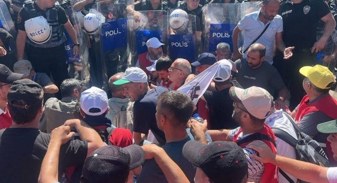 Polis, haklarını talep eden işçilere saldırdı