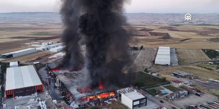 Batman’da marketlere ait depolardaki yangına müdahale ediliyor Batman’da marketlere ait depolardaki yangına müdahale ediliyor