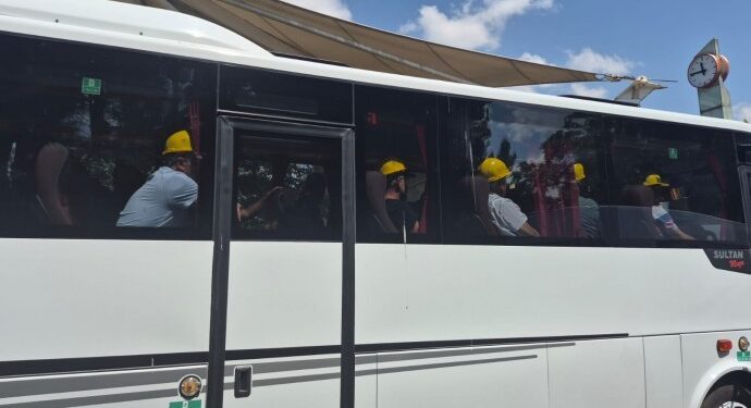 Bakanlık ile görüşmek isteyen 100’e yakın madenci gözaltına alındı Bakanlık ile görüşmek isteyen 100’e yakın madenci gözaltına alındı