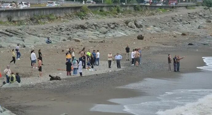 Rize’de denize giren kardeşlerden biri yaşamını yitirdi, diğeri aranıyor
