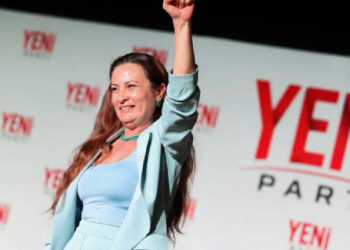 Yeni Parti Manisa İl Başkanı İlksen Özalper gözaltına alındı Yeni Parti Manisa İl Başkanı İlksen Özalper gözaltına alındı