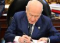 Bahçeli ‘çerçeve yasa’ taslağını imzaladı Bahçeli ‘çerçeve yasa’ taslağını imzaladı